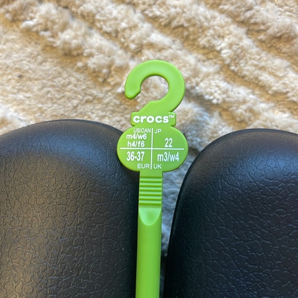 Size 6 Dylan Crocs clogs - Picture 3 of 6